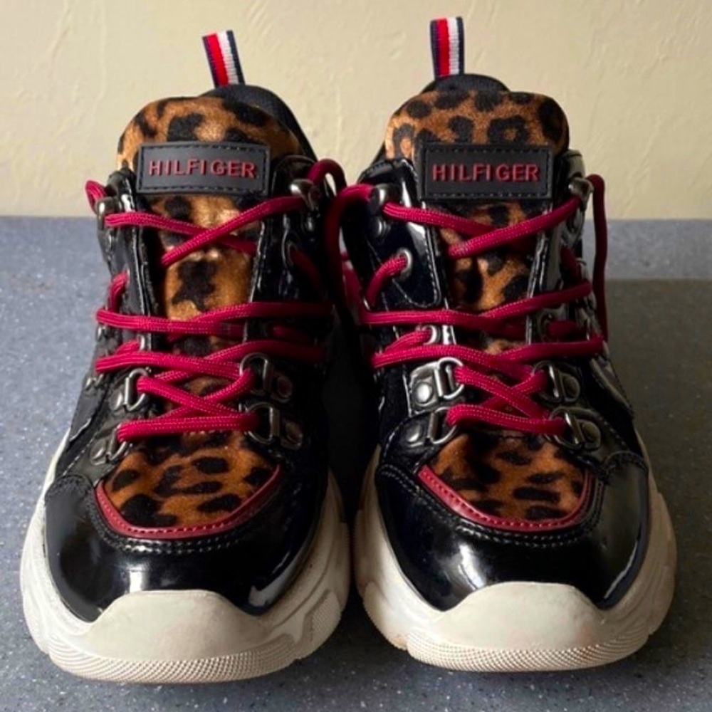 NEW SIZE 7 DESIGNER TOMMY HILFIGER SNEAKERS WOMEN BLACK BURGUNDY & LEOPARD PRINT